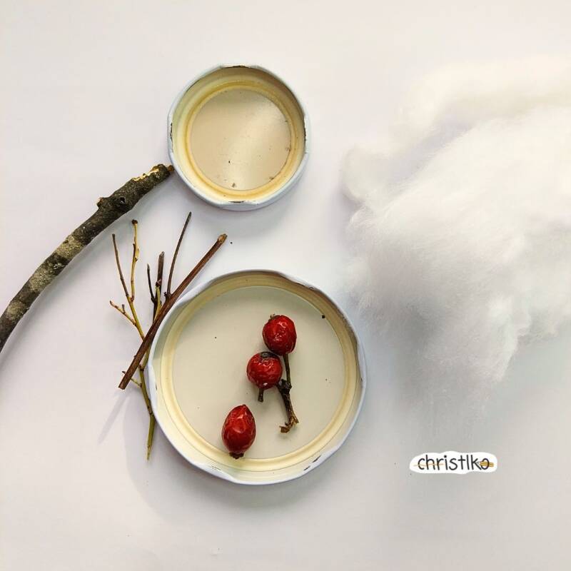 schneemann deckelschneemann upcycling nachhaltig basteln mit kindern deckel wiederverwenden watte winter weihnachten im diy christlko schnee advent kreativ sein weihnachtsdekoration deko weihnachtsdeko snowman