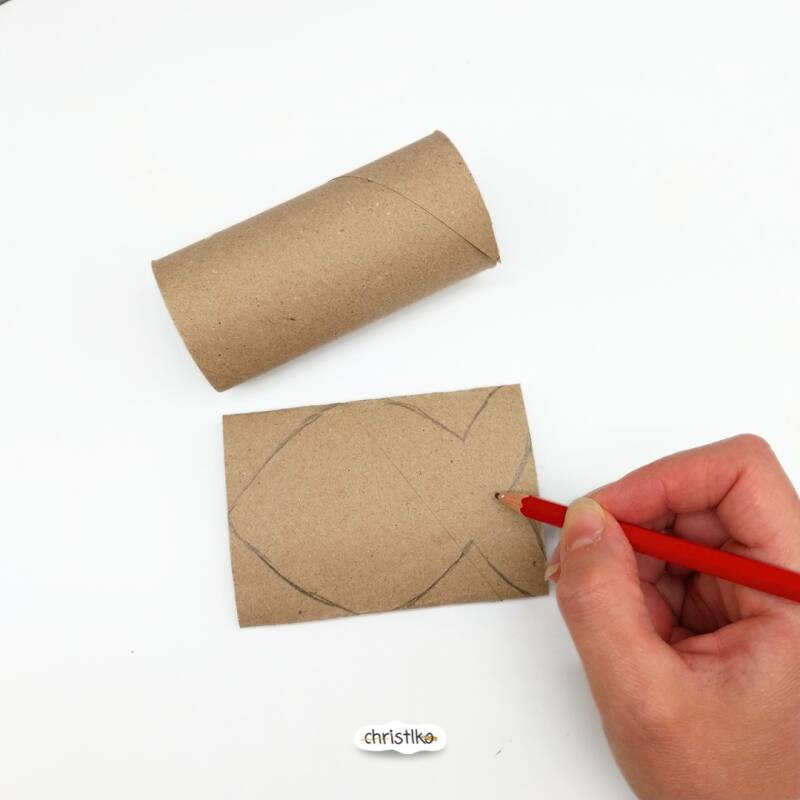 Aquarium basteln mit Kindern im sommer, fische basteln, einfache Sommeridee aus schuhkarton, leeren Klopapierrollen klorollen und Karton, DIY, christlko, ferienbeschäftigung, upcyclingidee, nachhaltig basteln mit Papier, Urlaub, unter wasser muscheln sand