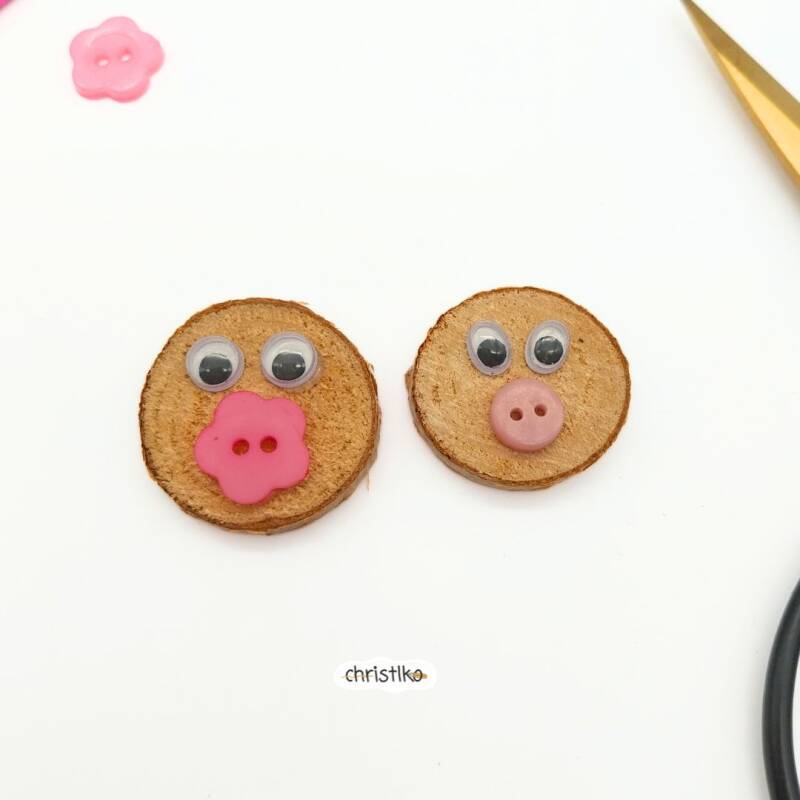 Schwein Schweinchen Glück Glücksschweinchen Glücksbringer Glücksschwein Neujahr Silvester Glücksbringer Blumenstecker Partydeko basteln mit Kindern für an mit Naturmaterialien Holzscheibe wackelaugen Moosgummi lustige Bastelideen Winter kreativ Christlko