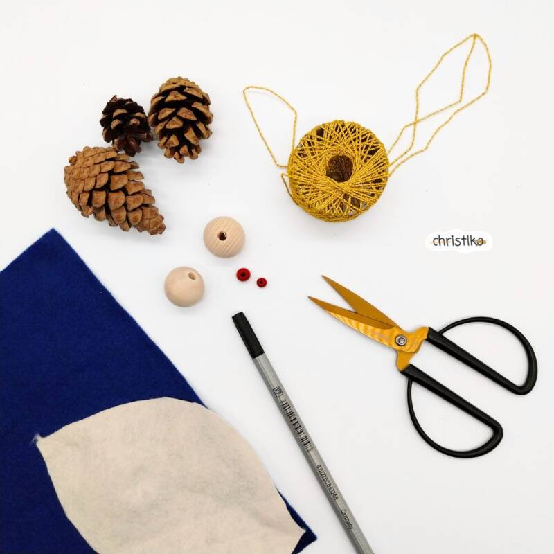 Zapfenmächen Wichtel basteln mit Kindern aus Kiefernzapfen Naturmaterial Naturmaterialien Christbaumschmuck für Weihnachten christlko  christbaumanhänger schule hort kindergarten erzieher weihnachtsbasteln DIY nachhatlige Bastelidee kreativ