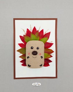Igel basteln mit Kindern aus bunten Herbstblättern, Herbstbastelei, einfache und schnelle Bastelidee für den Herbst, Herbstidee, christlko, Blätter sammeln, Kastanie, Igelchen, Karte, leere Klorolle, Klopapierrolle, DIY, Naturmaterial, Upcyclingidee, DIY