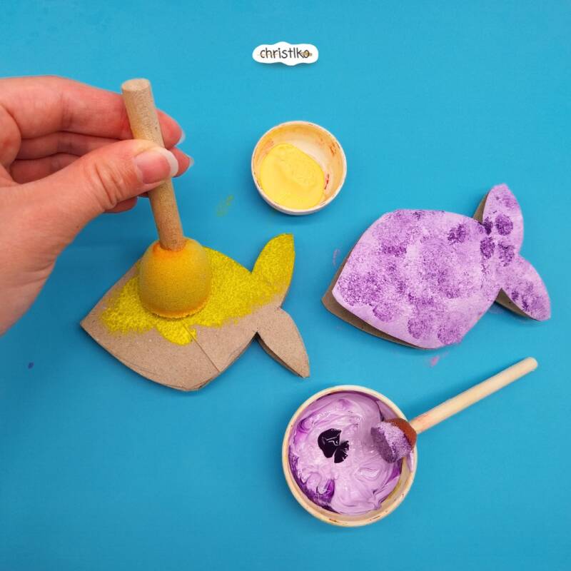 Aquarium basteln mit Kindern im sommer, fische basteln, einfache Sommeridee aus schuhkarton, leeren Klopapierrollen klorollen und Karton, DIY, christlko, ferienbeschäftigung, upcyclingidee, nachhaltig basteln mit Papier, Urlaub, unter wasser muscheln sand