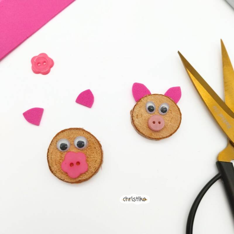 Schwein Schweinchen Glück Glücksschweinchen Glücksbringer Glücksschwein Neujahr Silvester Glücksbringer Blumenstecker Partydeko basteln mit Kindern für an mit Naturmaterialien Holzscheibe wackelaugen Moosgummi lustige Bastelideen Winter kreativ Christlko