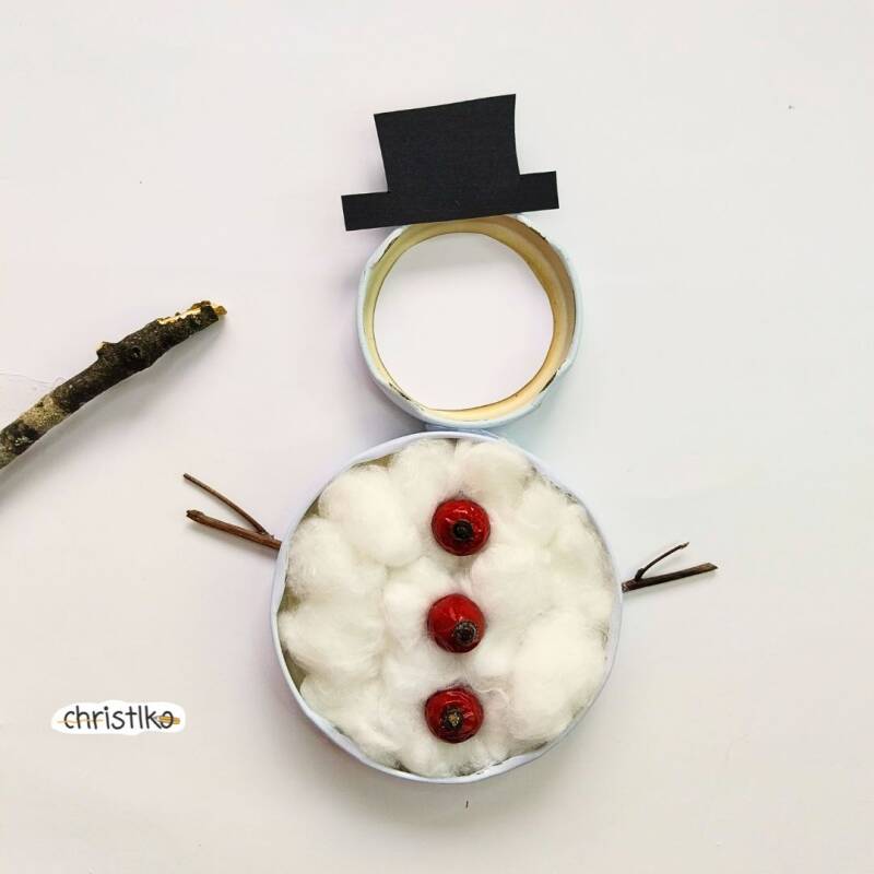 schneemann deckelschneemann upcycling nachhaltig basteln mit kindern deckel wiederverwenden watte winter weihnachten im diy christlko schnee advent kreativ sein weihnachtsdekoration deko weihnachtsdeko snowman