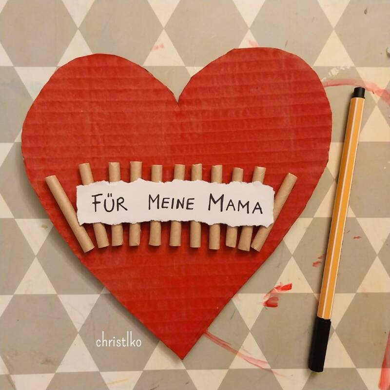 Herz basteln Muttertag Mama Mother day mothersday christlko karton blumen wildblumen freude schenken kinder malen mit kind naturmaterial nachhaltig upcycling geburtstag naturschätze kreativ idee muttertagsgeschenk