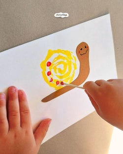 Schnecke basteln im Herbst mit Kindern, Basteln mit Kleinkindern und Naturmaterial, Herbstblätter, Handabdruck, bunte Bastelidee, schnelle und einfache Bastelei für den Herbst, DIY, Christlko, gepresste Blätter, Duftschnecke