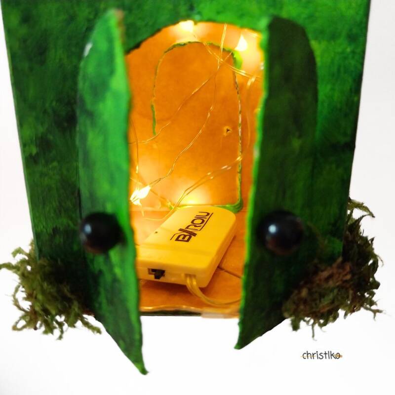 Laterne waldhäuschen waldzauber wald rinde moos milchkarton leerer milchtüte saftpackung upcycling diy christlko selber basteln kreativ kind kinder kindergarten schule hort erzieherin lehrerin werken lichterkette leuchten mit wichtel wichtelhaus  martinsf