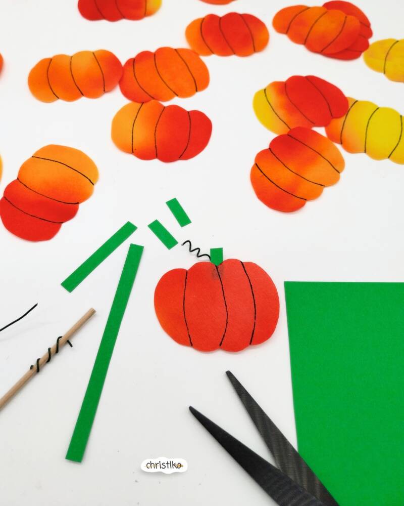 Kürbis Girlande basteln im Herbst aus Kaffeefiltern, christlko, bastelidee für den Herbst, DIY, kreativer Herbst, einfache und schnelle Bastelidee für Kinder, beschäftigen