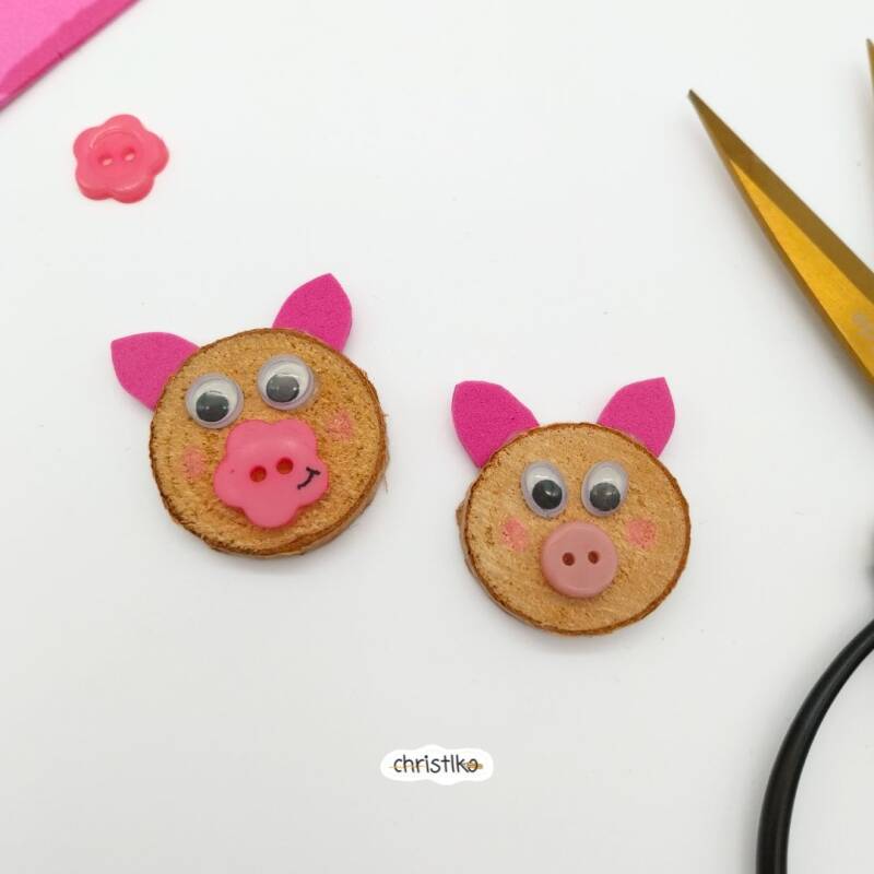 Schwein Schweinchen Glück Glücksschweinchen Glücksbringer Glücksschwein Neujahr Silvester Glücksbringer Blumenstecker Partydeko basteln mit Kindern für an mit Naturmaterialien Holzscheibe wackelaugen Moosgummi lustige Bastelideen Winter kreativ Christlko