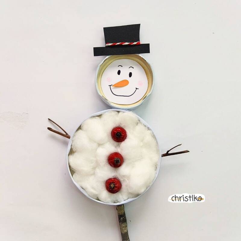schneemann deckelschneemann upcycling nachhaltig basteln mit kindern deckel wiederverwenden watte winter weihnachten im diy christlko schnee advent kreativ sein weihnachtsdekoration deko weihnachtsdeko snowman