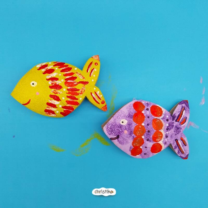 Aquarium basteln mit Kindern im sommer, fische basteln, einfache Sommeridee aus schuhkarton, leeren Klopapierrollen klorollen und Karton, DIY, christlko, ferienbeschäftigung, upcyclingidee, nachhaltig basteln mit Papier, Urlaub, unter wasser muscheln sand