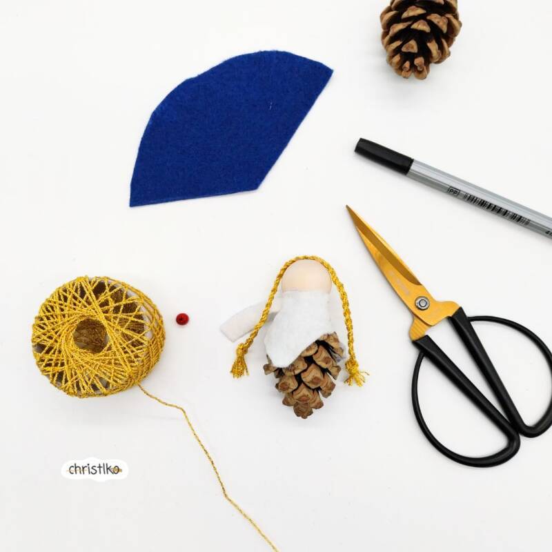 Zapfenmächen Wichtel basteln mit Kindern aus Kiefernzapfen Naturmaterial Naturmaterialien Christbaumschmuck für Weihnachten christlko  christbaumanhänger schule hort kindergarten erzieher weihnachtsbasteln DIY nachhatlige Bastelidee kreativ