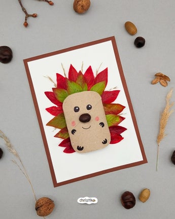 Igel basteln mit Kindern aus bunten Herbstblättern, Herbstbastelei, einfache und schnelle Bastelidee für den Herbst, Herbstidee, christlko, Blätter sammeln, Kastanie, Igelchen, Karte, leere Klorolle, Klopapierrolle, DIY, Naturmaterial, Upcyclingidee, DIY