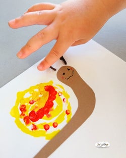 Schnecke basteln im Herbst mit Kindern, Basteln mit Kleinkindern und Naturmaterial, Herbstblätter, Handabdruck, bunte Bastelidee, schnelle und einfache Bastelei für den Herbst, DIY, Christlko, gepresste Blätter, Duftschnecke