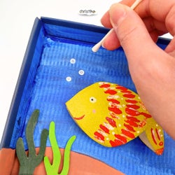 Aquarium basteln mit Kindern im sommer, fische basteln, einfache Sommeridee aus schuhkarton, leeren Klopapierrollen klorollen und Karton, DIY, christlko, ferienbeschäftigung, upcyclingidee, nachhaltig basteln mit Papier, Urlaub, unter wasser muscheln sand