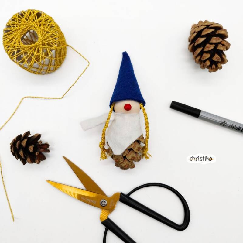 Zapfenmächen Wichtel basteln mit Kindern aus Kiefernzapfen Naturmaterial Naturmaterialien Christbaumschmuck für Weihnachten christlko  christbaumanhänger schule hort kindergarten erzieher weihnachtsbasteln DIY nachhatlige Bastelidee kreativ