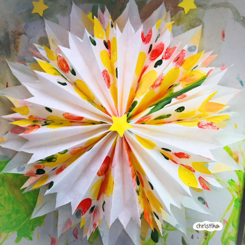 Papierstern stern Weihnachtsstern Papiertüten basteln mit Kindern rieseiger Stern Schneeflocke bunt star christlko bestempeln farbe kreativ fensterdeko weihnachtsdeko weihnachtsdekoration  kindergarten schule kita erzieherin lehrerin eltern weihnachten