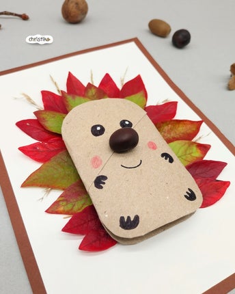 Igel basteln mit Kindern aus bunten Herbstblättern, Herbstbastelei, einfache und schnelle Bastelidee für den Herbst, Herbstidee, christlko, Blätter sammeln, Kastanie, Igelchen, Karte, leere Klorolle, Klopapierrolle, DIY, Naturmaterial, Upcyclingidee, DIY