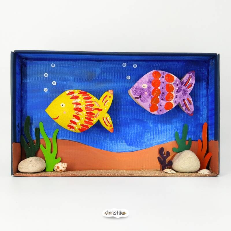 Aquarium basteln mit Kindern im sommer, fische basteln, einfache Sommeridee aus schuhkarton, leeren Klopapierrollen klorollen und Karton, DIY, christlko, ferienbeschäftigung, upcyclingidee, nachhaltig basteln mit Papier, Urlaub, unter wasser muscheln sand