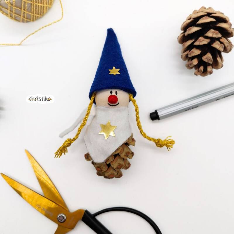 Zapfenmächen Wichtel basteln mit Kindern aus Kiefernzapfen Naturmaterial Naturmaterialien Christbaumschmuck für Weihnachten christlko  christbaumanhänger schule hort kindergarten erzieher weihnachtsbasteln DIY nachhatlige Bastelidee kreativ