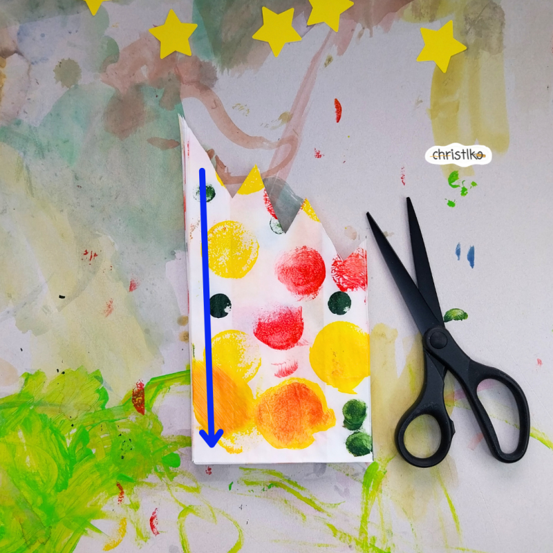 Papierstern stern Weihnachtsstern Papiertüten basteln mit Kindern rieseiger Stern Schneeflocke bunt star christlko bestempeln farbe kreativ fensterdeko weihnachtsdeko weihnachtsdekoration  kindergarten schule kita erzieherin lehrerin eltern weihnachten