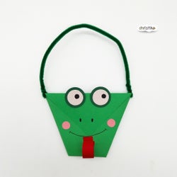 Frosch basteln mit Kindern einfache Bastelidee für Kinder Froschtasche lustige Idee DIY Christlko Christine Kohl Beschäftigungsidee Sommeridee Geschenksidee Mitgebsel basteln Ideen für Kinder falten