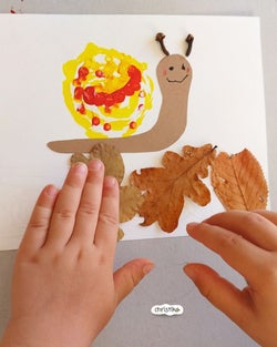 Schnecke basteln im Herbst mit Kindern, Basteln mit Kleinkindern und Naturmaterial, Herbstblätter, Handabdruck, bunte Bastelidee, schnelle und einfache Bastelei für den Herbst, DIY, Christlko, gepresste Blätter, Duftschnecke