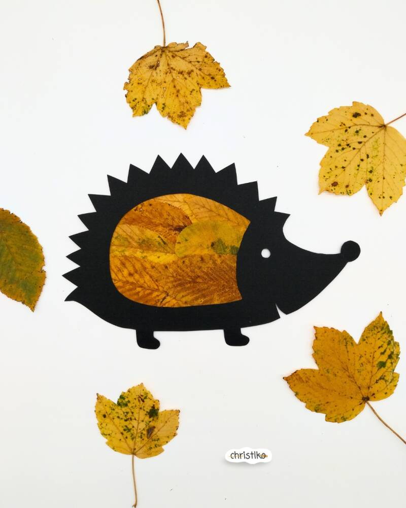 Igel basteln im Herbst, Fensterbild, Herbstblätter, gepresste Blätter, christlko, sun catcher, kostenlose Vorlage, Pdf download, Sonnenfänger, Basteln mit Kindern und Naturmaterial, DIY, Bunte Blätter, schnelle und einfache Bastelidee, Herbstbastelei
