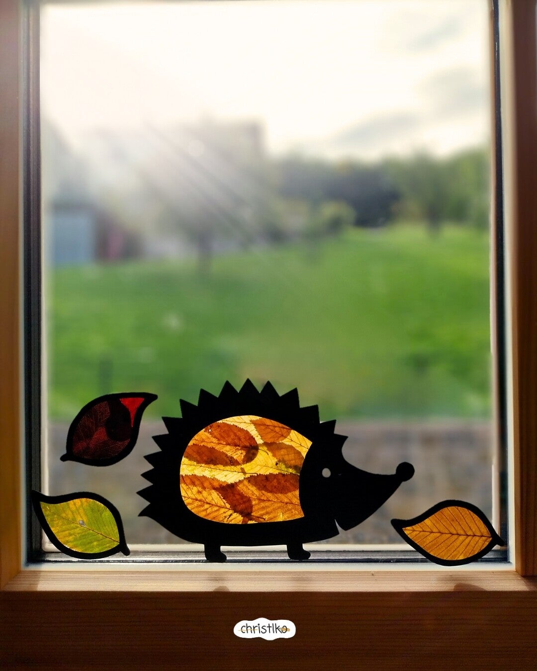 Igel basteln im Herbst, Fensterbild, Herbstblätter, gepresste Blätter, christlko, sun catcher, kostenlose Vorlage, Pdf download, Sonnenfänger, Basteln mit Kindern und Naturmaterial, DIY, Bunte Blätter, schnelle und einfache Bastelidee, Herbstbastelei