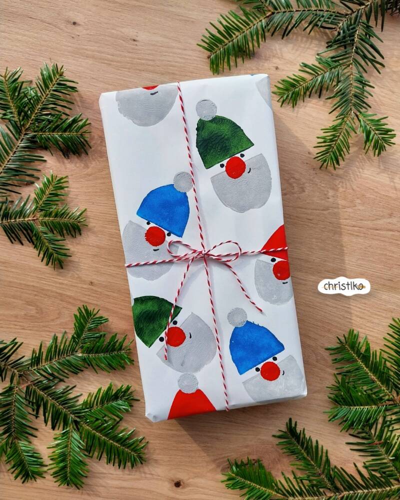Wichtelpapier, Geschenkpapier drucken mit Kartoffeldruck, Geschenkspapier selber basteln für Weihnachten, Geschenke, Weihnachtsgeschenke einpacken, DIY, christlko, Basteln mit Kindern, Weihnachten, Weihnachtsbastelei, Wichtel, Basteln mit Kleinkindern