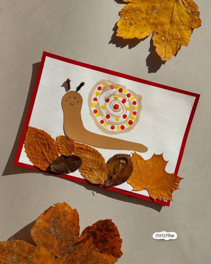 Schnecke basteln im Herbst mit Kindern, Basteln mit Kleinkindern und Naturmaterial, Herbstblätter, Handabdruck, bunte Bastelidee, schnelle und einfache Bastelei für den Herbst, DIY, Christlko, gepresste Blätter, Duftschnecke