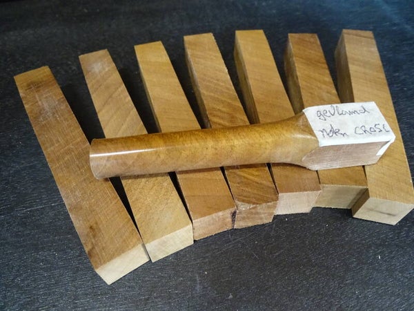 Noten Gevlamd cross cut afmeting 20x20x140 mm