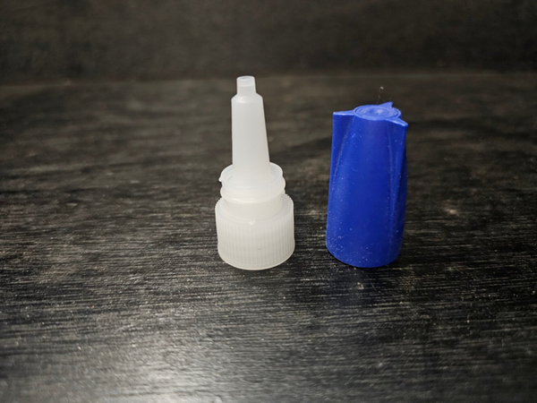 Extra doseer dop voor op secondelijm flesjes met schroefdraad