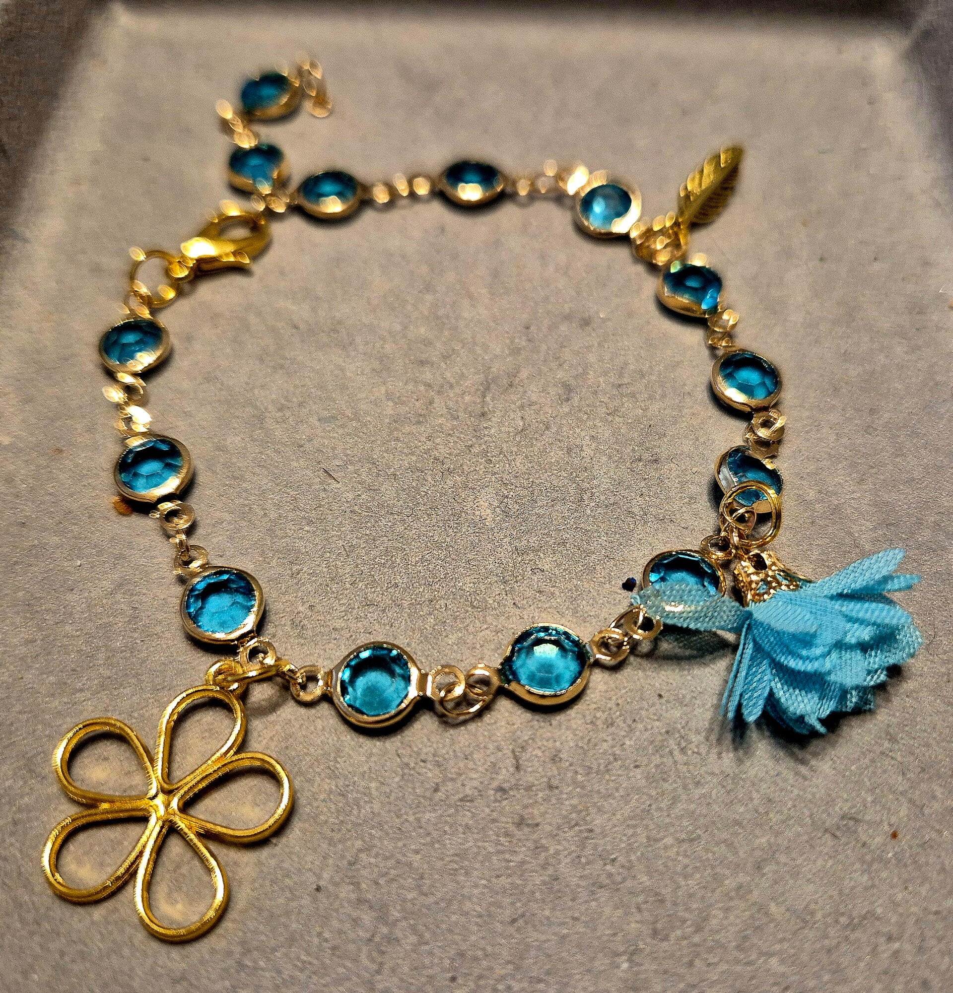 Blauwe armband met bedels