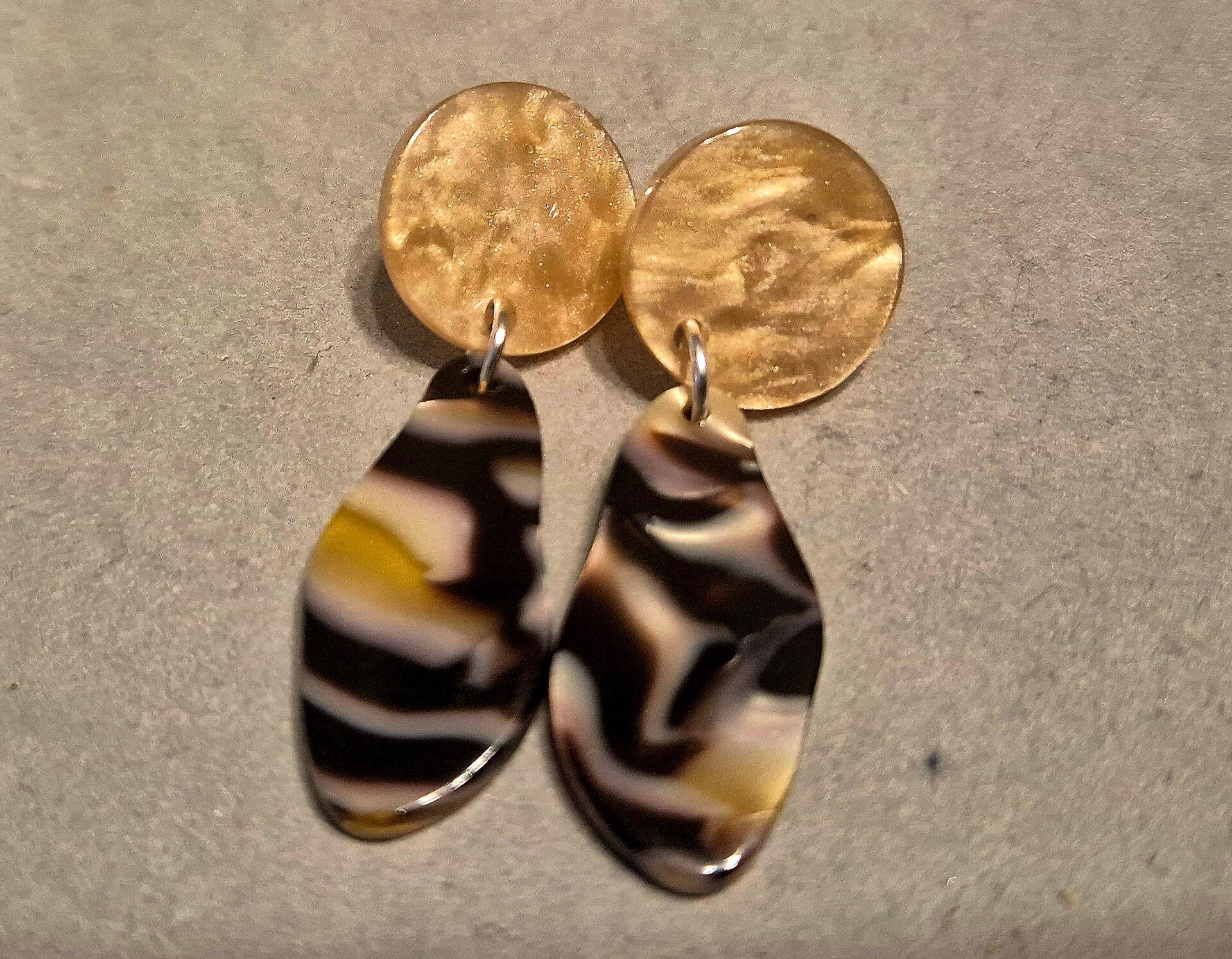 Oorbellen goud, wit en zwart