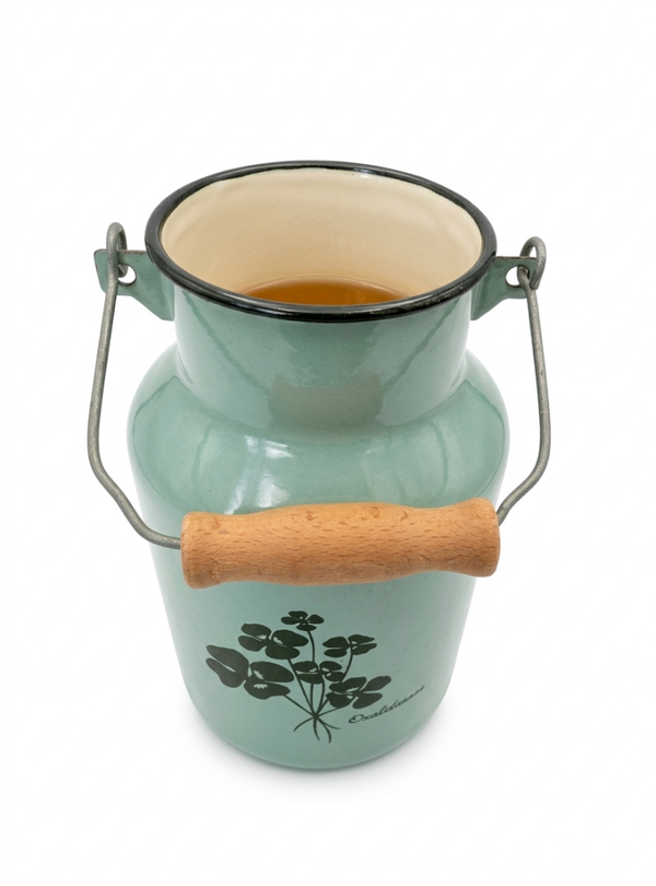 Jaren 70 mintgroene melkbus van emaille. Maat: 23 cm hoog en 14 cm breed.