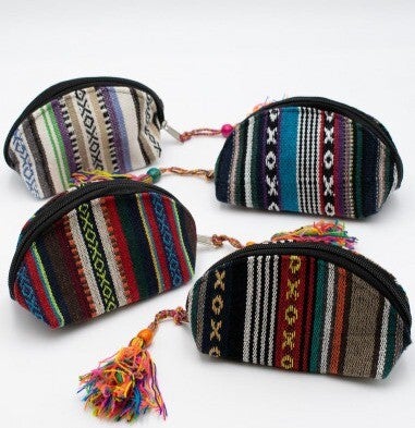 Halve maan toilettas met rits en pompon. Merk: Kimago Look.