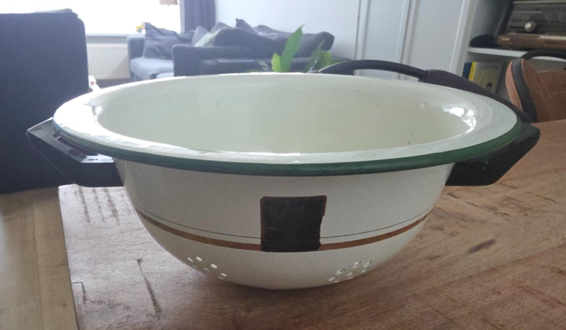 Vintage emaille vergiet jaren 70 met bakelieten handvaten.