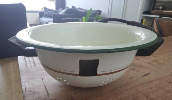 Vintage emaille vergiet jaren 70 met bakelieten handvaten.