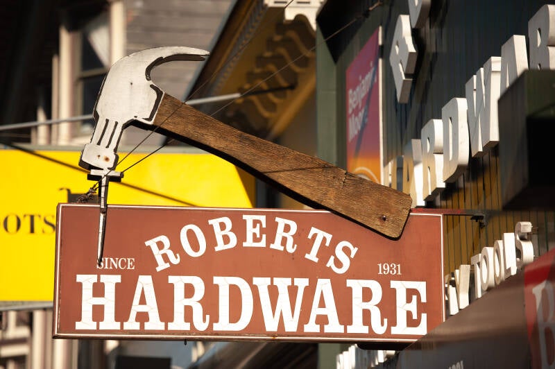 hardwaresign.jpg