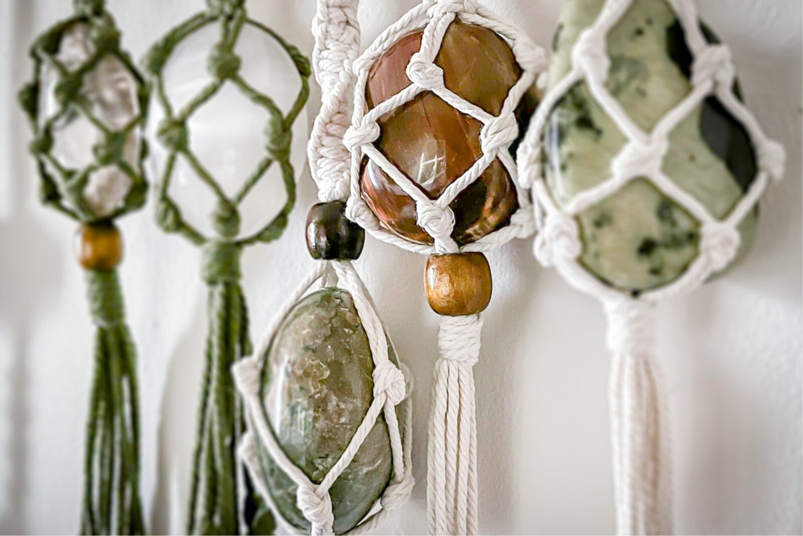 Handgeknoopte hanger met edelsteen, sfeervol en met een vleugje magie