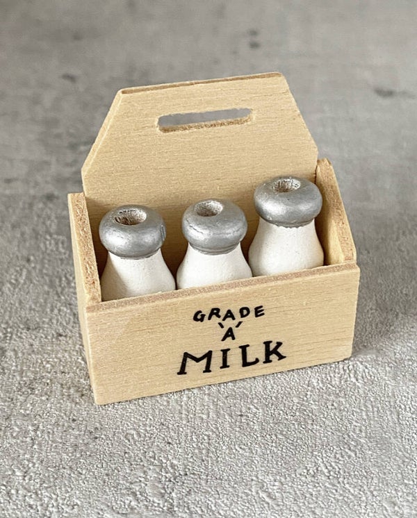 Kratje met melkflessen