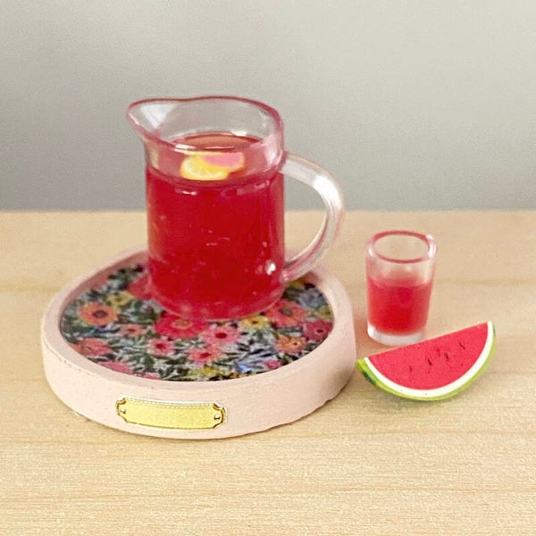 Dienblad met watermeloen en limonade