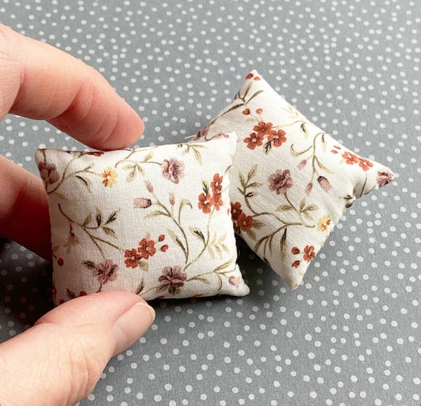 Kussen lila en terra bloemen