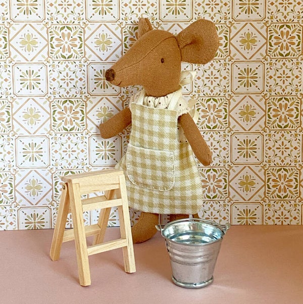 Keukentrapje met emmer