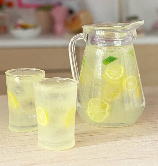 Citroen limonade kan met twee glazen