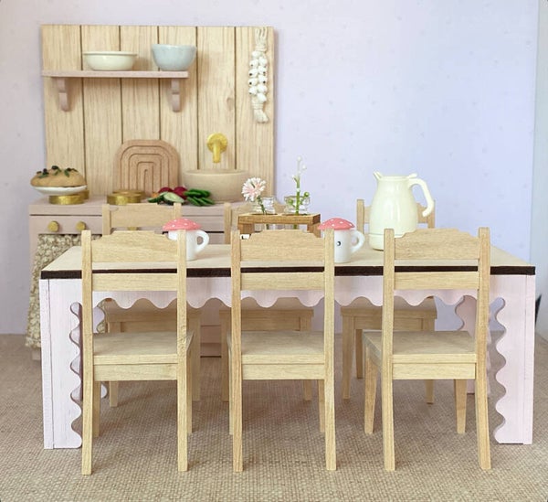 Eettafel schulprand en stoelen