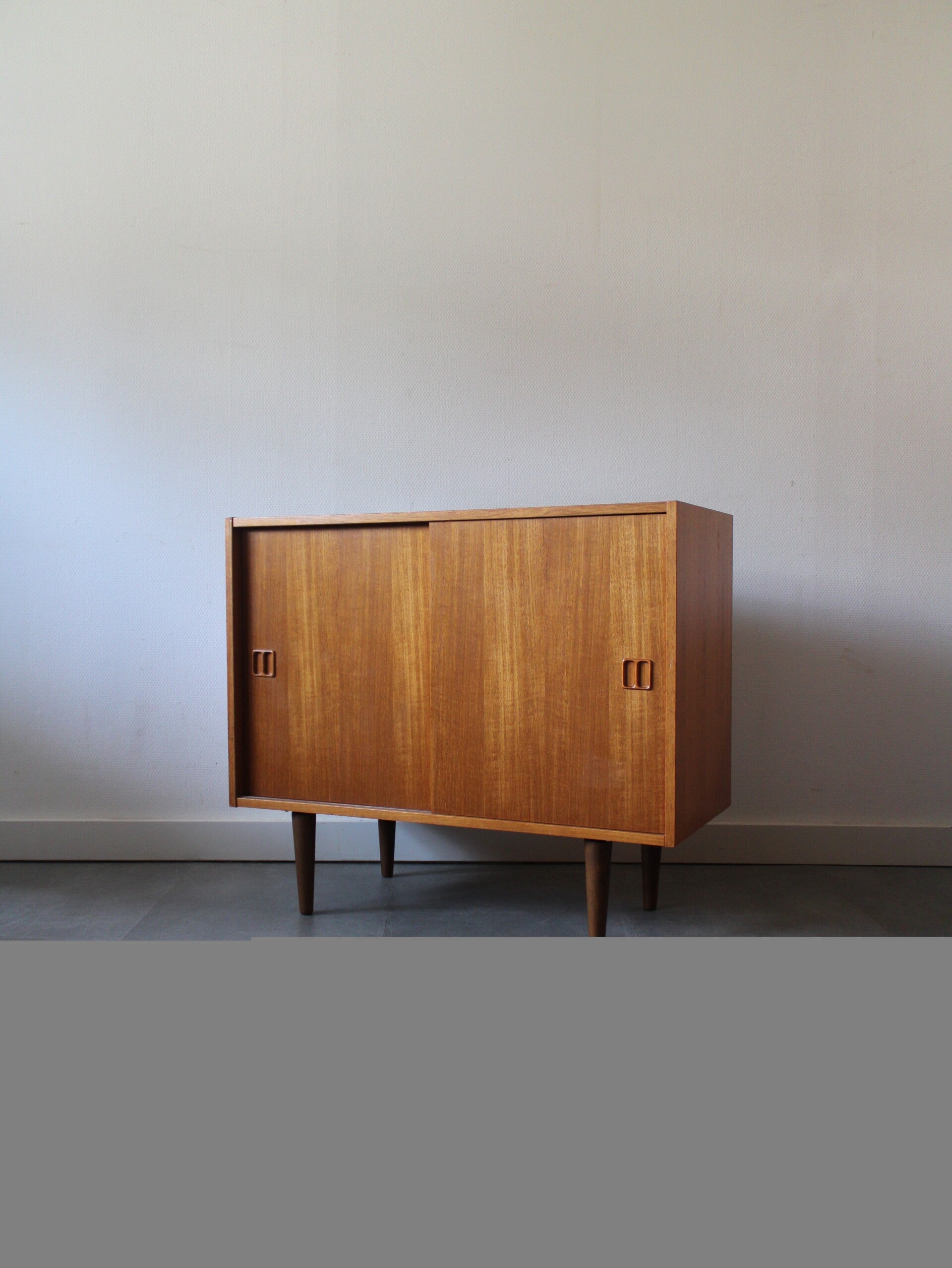 Vintage Deense dressoir met twee schuifdeuren