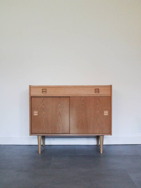 Vintage Deense schuifdeurkast met lade in eiken.