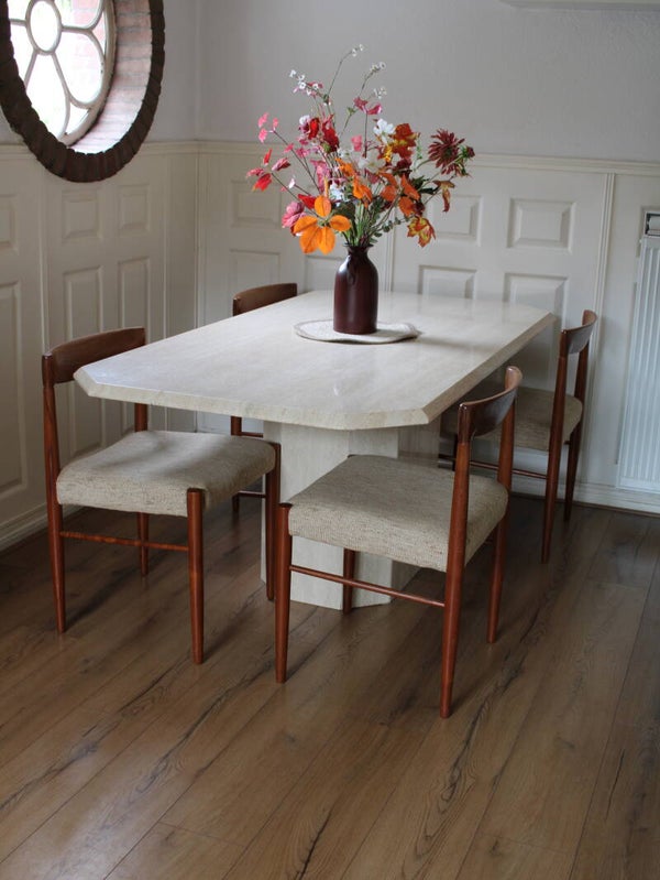 Vintage travertin eettafel met gefacetteerde rand